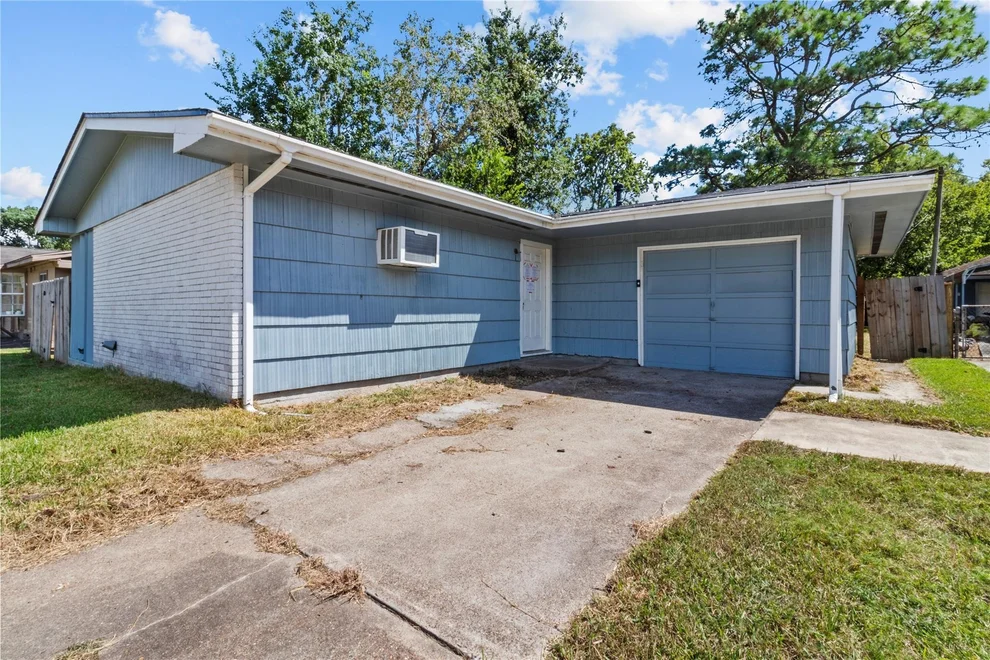 Unit for sale at 113 Highland Drive, Hitchcock, TX 77563