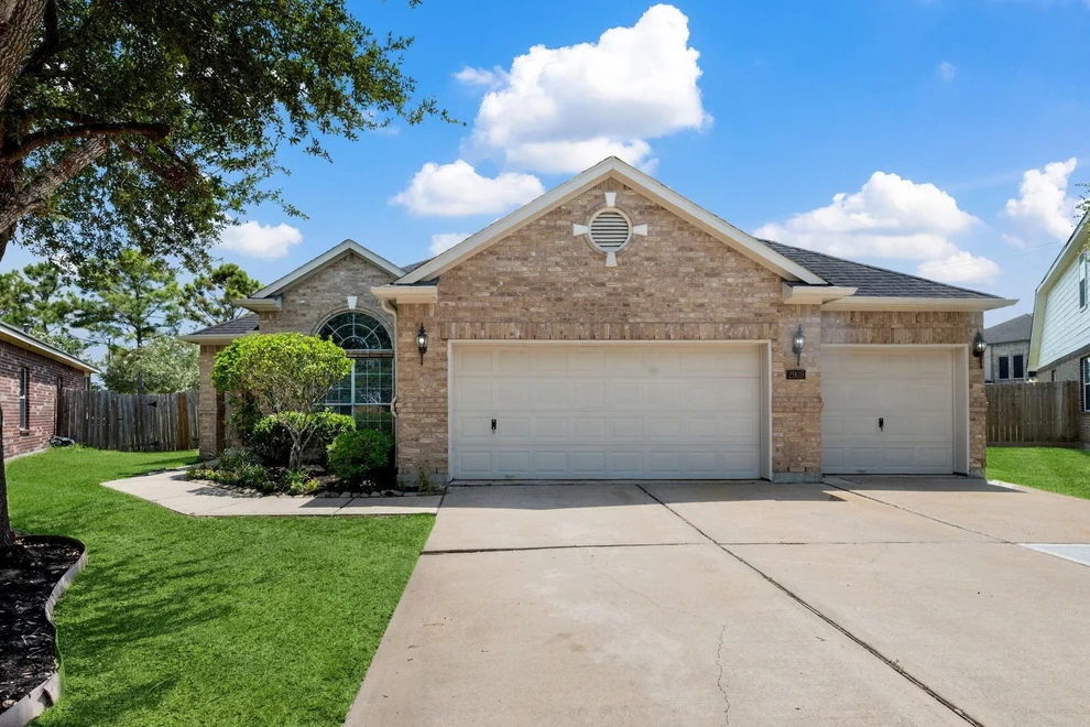 Unit for sale at 2909 Castleton Bay Lane, Pearland, TX 77584