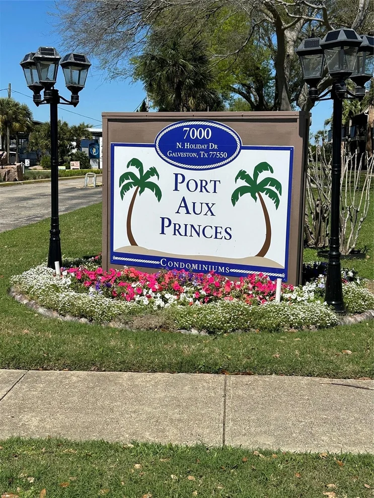 Unit for sale at 7112 N Holiday Drive, Galveston, TX 77550