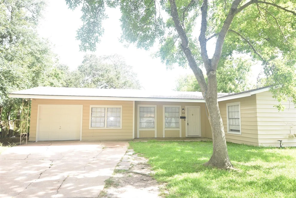 Unit for sale at 210 19th Avenue N, Texas City, TX 77590
