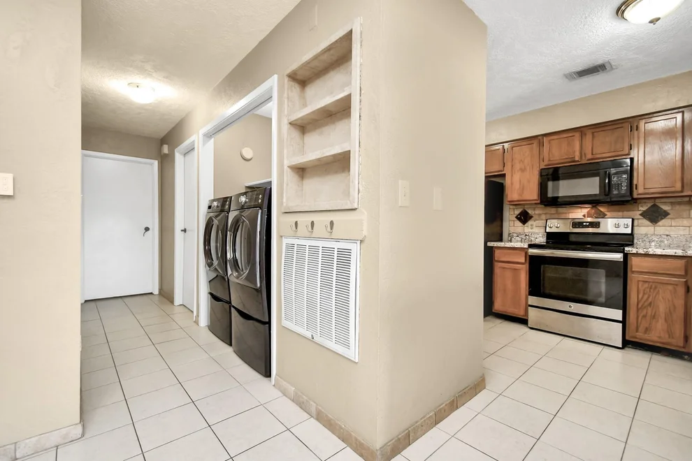 Unit for sale at 2501 Gulf Freeway, Dickinson, TX 77539