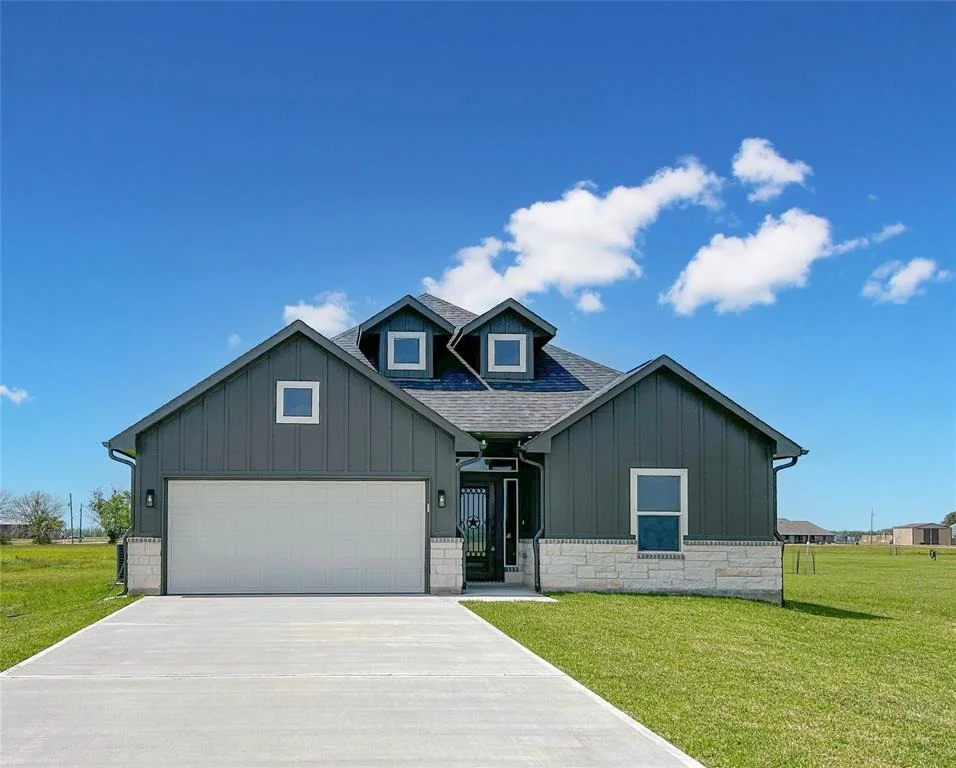 Unit for sale at 435 Angus Trail, Angleton, TX 77515