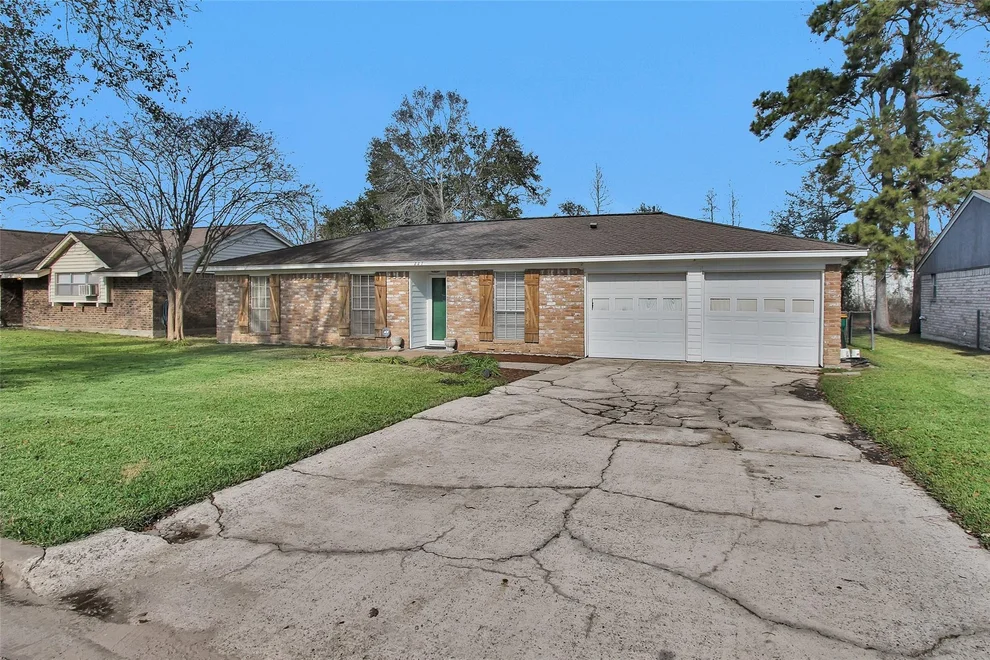 Unit for sale at 227 Crest Hill Drive, Conroe, TX 77301