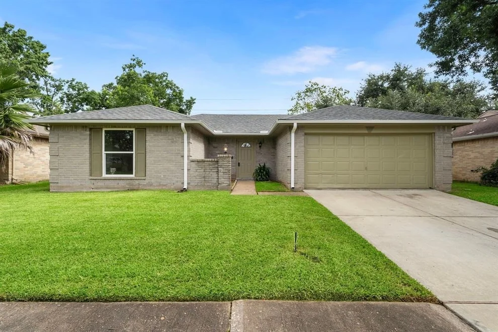 Unit for sale at 2803 N Brompton Drive, Pearland, TX 77584
