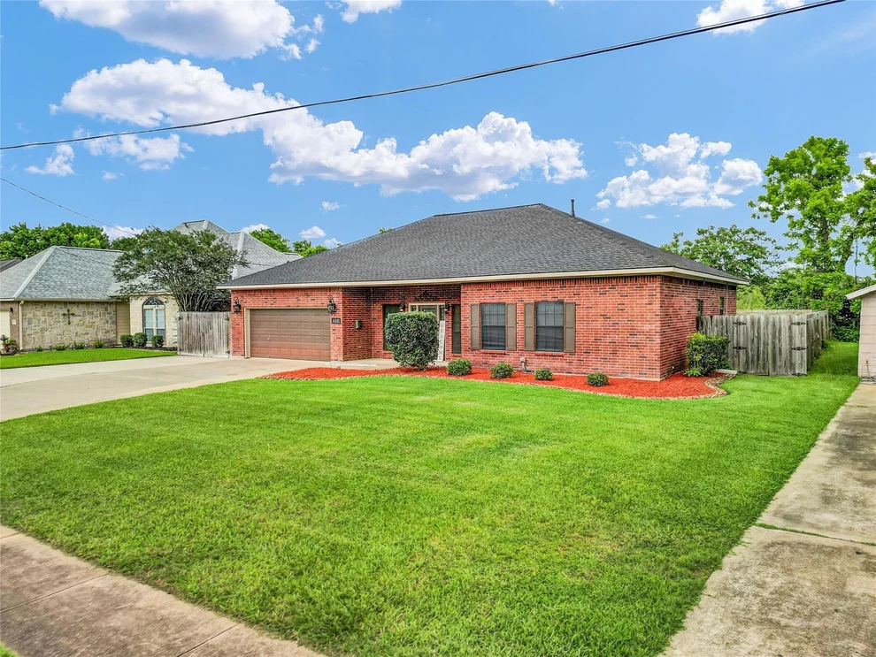 Unit for sale at 420 Forest Oaks Lane, Lake Jackson, TX 77566