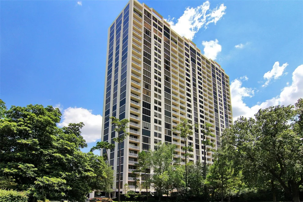 Unit for sale at 121 N Post Oak Lane, Houston, TX 77024