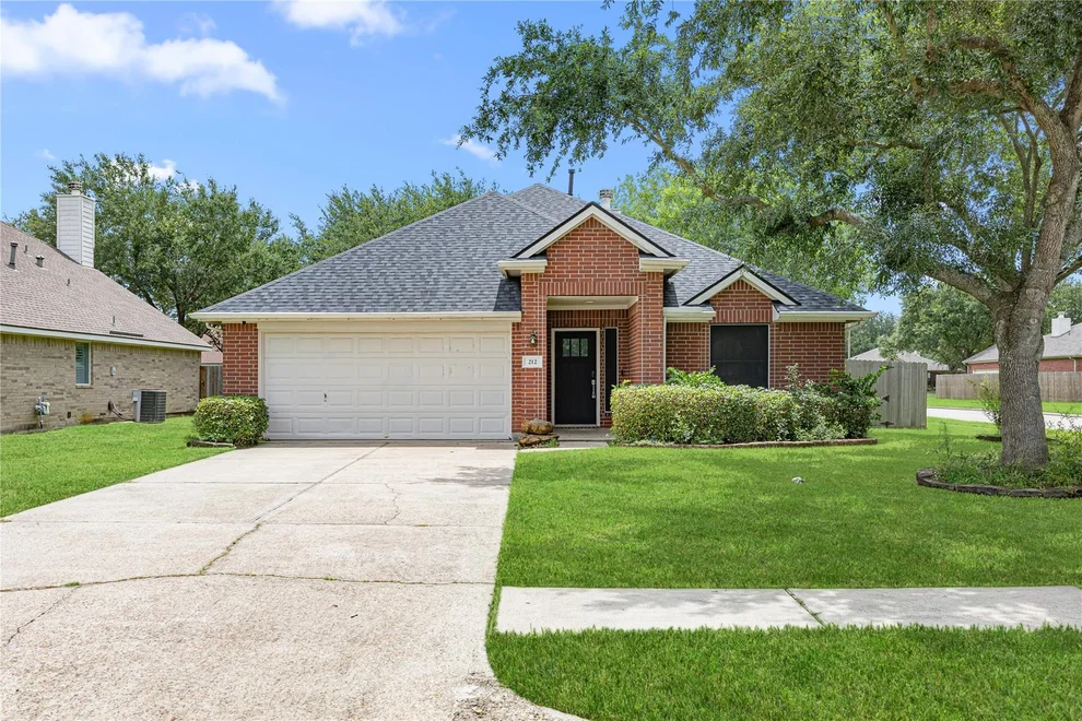 Unit for sale at 212 Silverbrook Lane, Dickinson, TX 77539