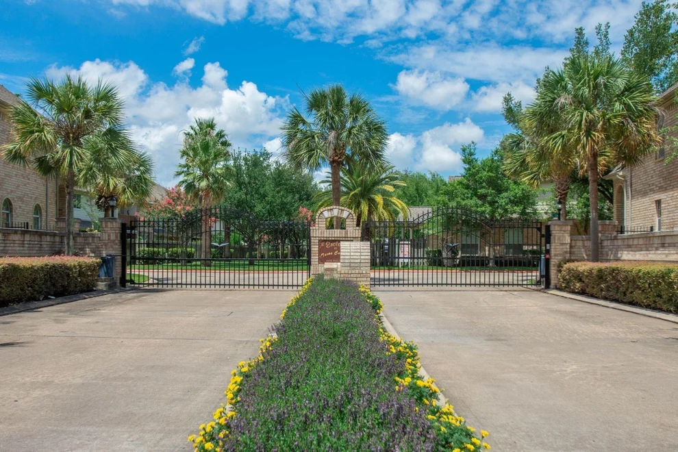 Unit for sale at 7511 S Linpar Court, Houston, TX 77040