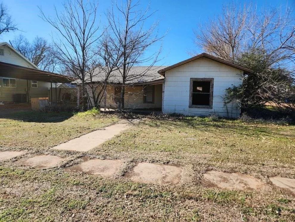 Unit for sale at 303 N 5th, Munday, TX 76371