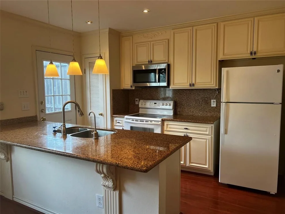 Unit for sale at 935 Memorial Village Drive, Houston, TX 77024