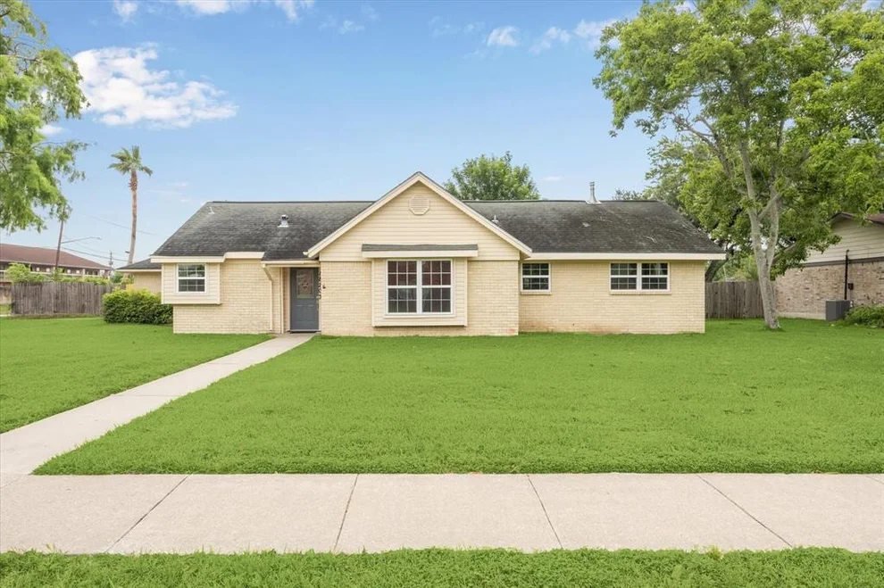 Unit for sale at 18203 Kings Row, Webster, TX 77058