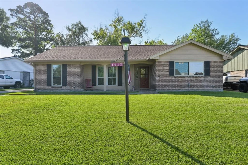 Unit for sale at 1410 Saxony Lane, Nassau Bay, TX 77058