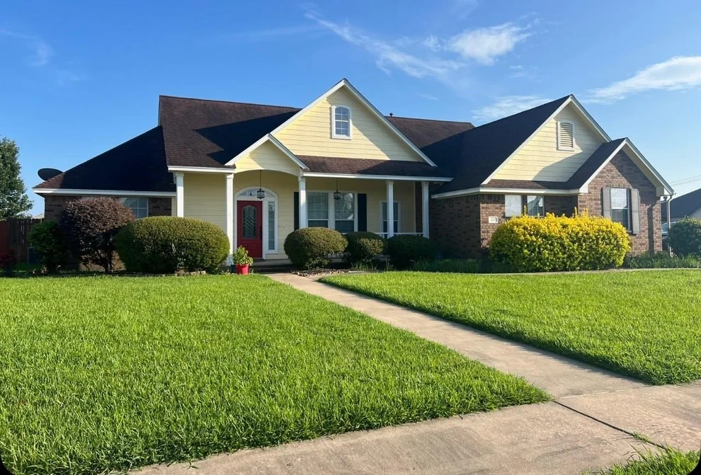 Unit for sale at 101 Revere Ct, Clute, TX 77531