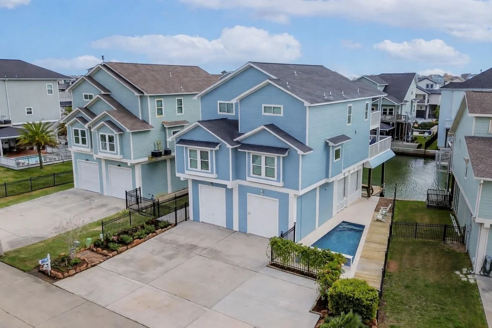 Unit for sale at 429 Jeanie Lynne Circle, Tiki Island, TX 77554