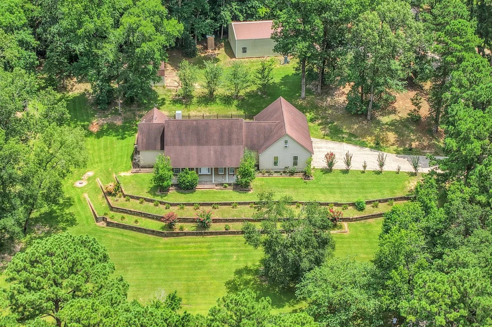 Unit for sale at 401 Hill Creek Drive, Coldspring, TX 77331