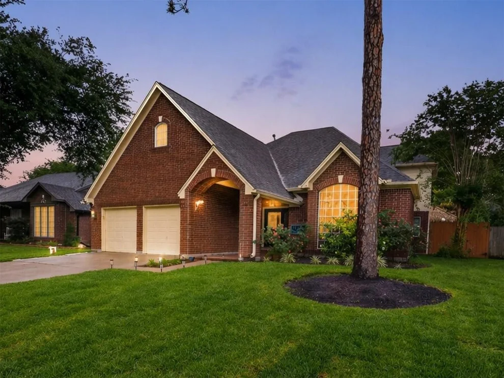 Unit for sale at 14819 Redwood Bend Trail, Houston, TX 77062