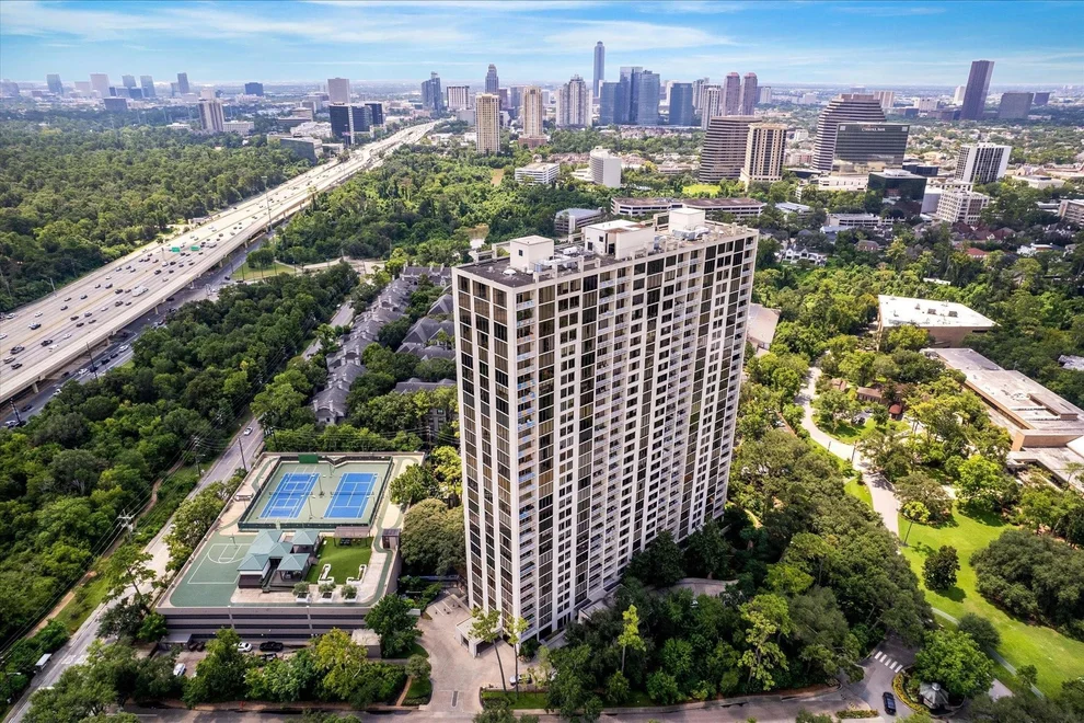 Unit for sale at 121 N Post Oak Lane, Houston, TX 77024