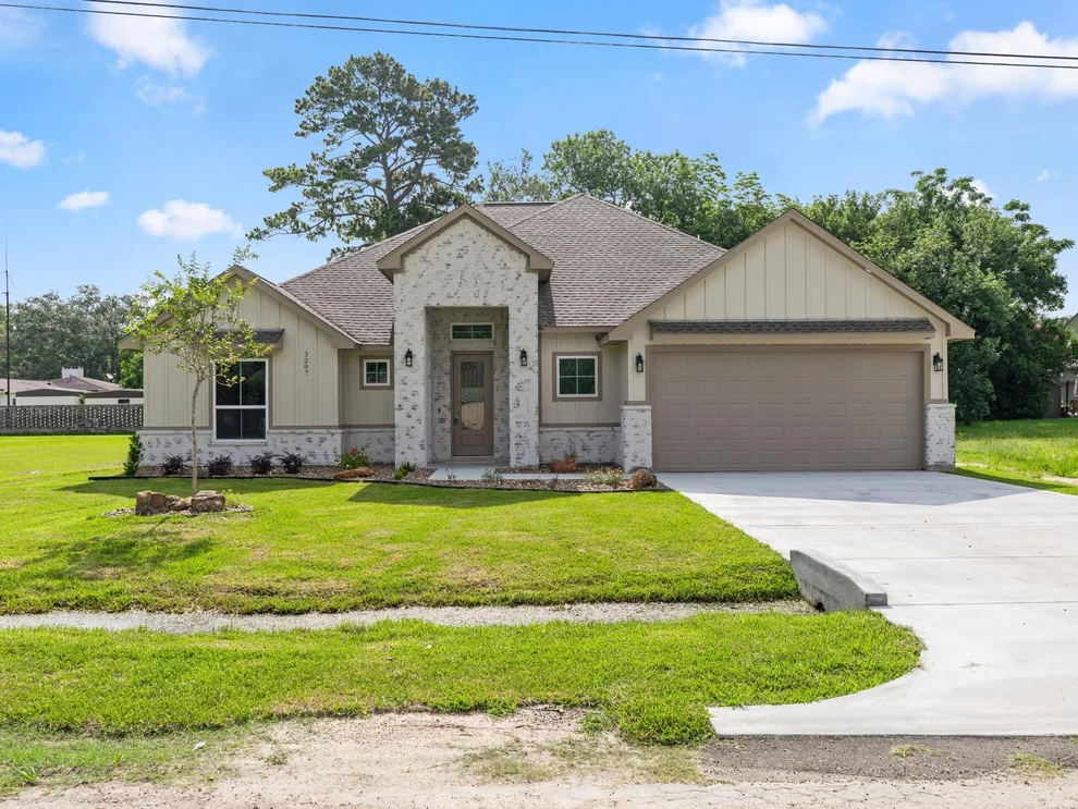 Unit for sale at 3207 Ave I, Bay City, TX 77414