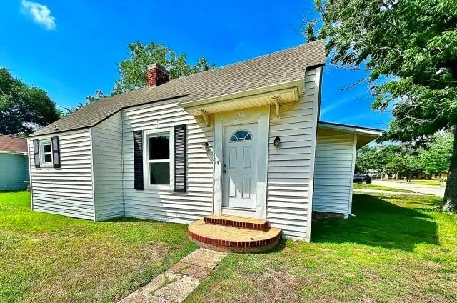 Unit for sale at 312 2nd Street, Cuero, TX 77954