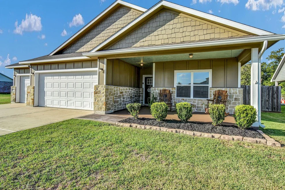 Unit for sale at 406 Wellshire Drive, West Columbia, TX 77486