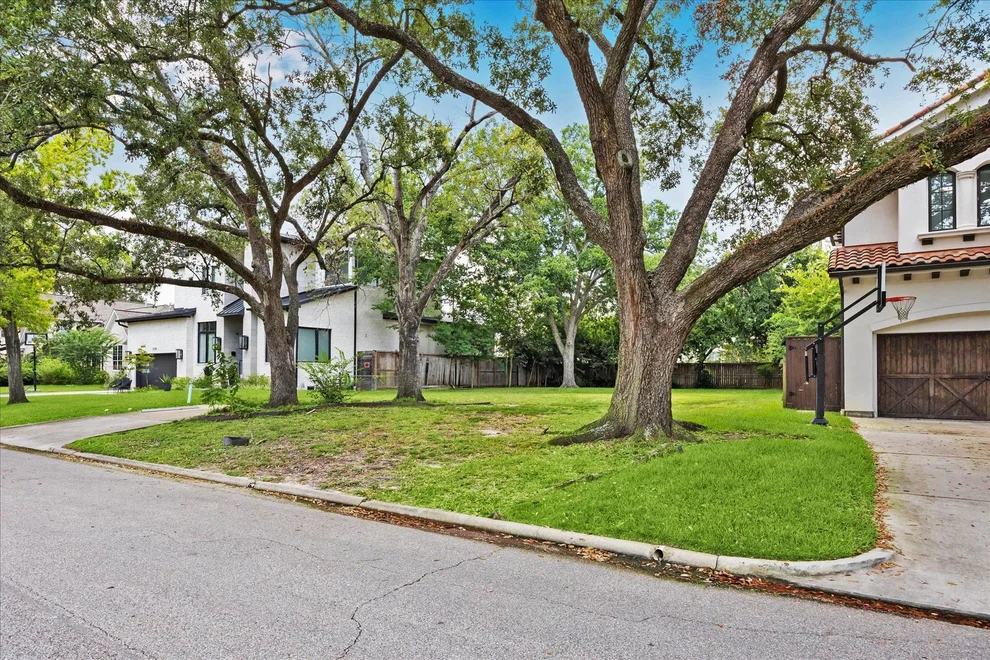Unit for sale at 5541 Huisache, Bellaire, TX 77401