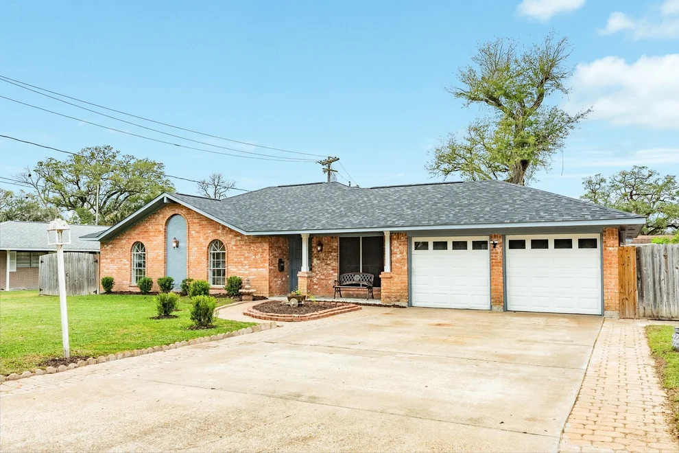 Unit for sale at 112 Pine St, Lake Jackson, TX 77566