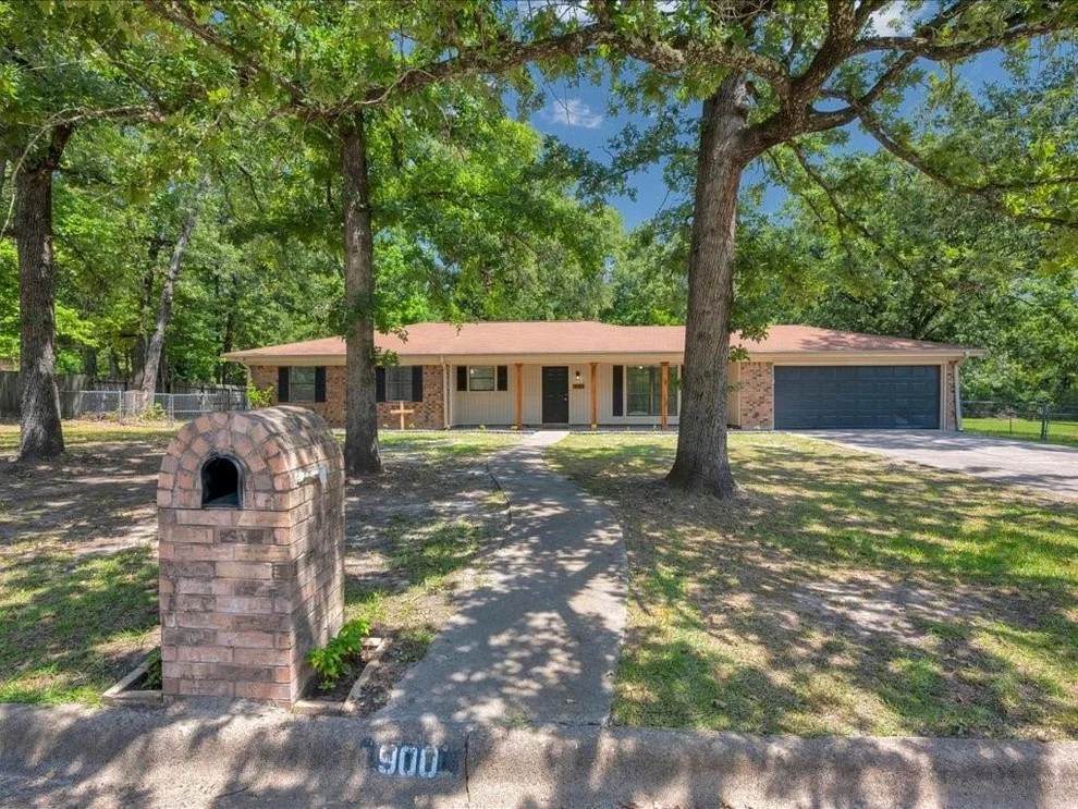 Unit for sale at 900 Edgewood Circle, Lufkin, TX 75904