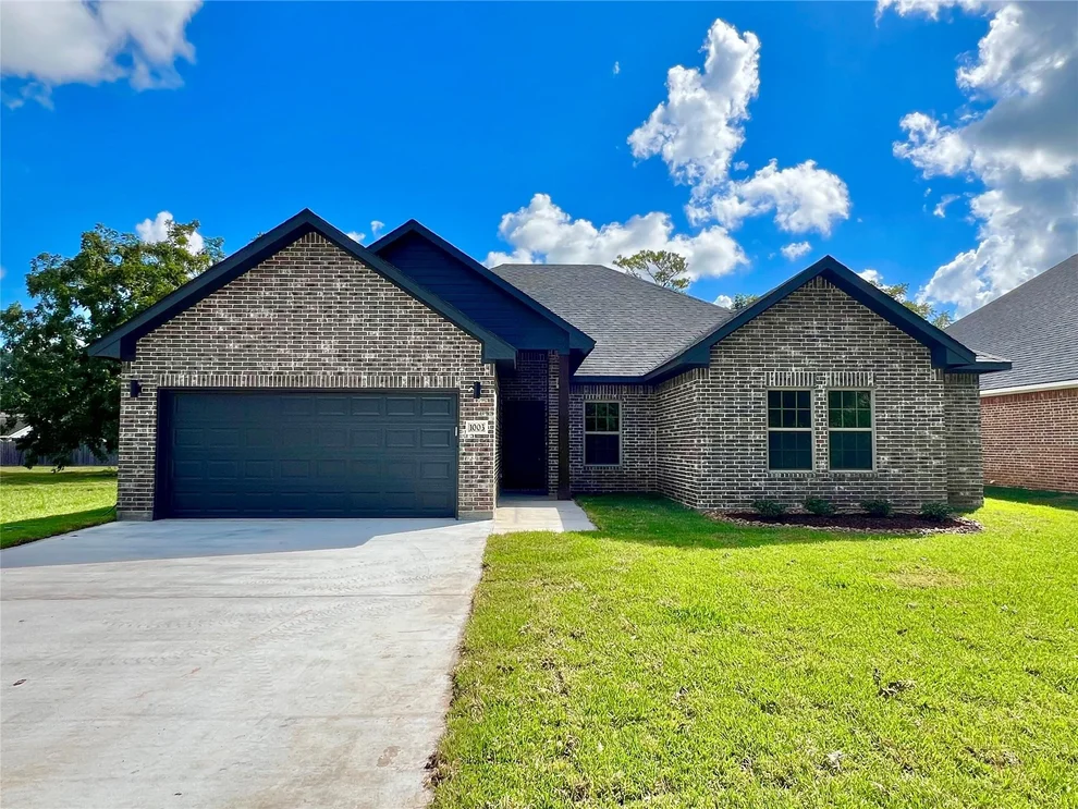 Unit for sale at 1003 S Anderson Street, Angleton, TX 77515
