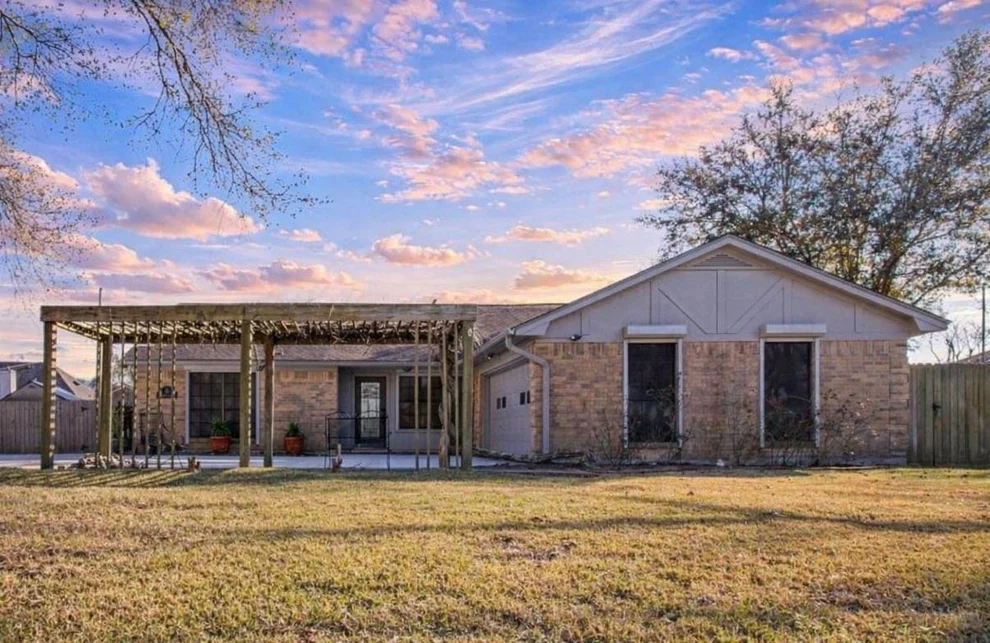 Unit for sale at 9 Colony Square, Angleton, TX 77515
