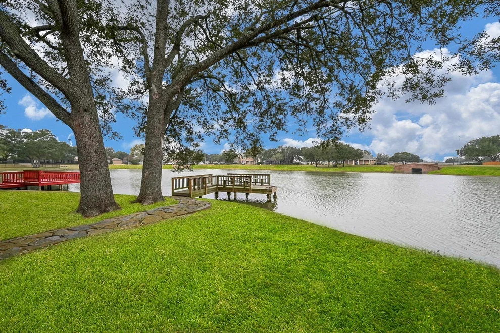 Unit for sale at 18 Crest Gate, Houston, TX 77082