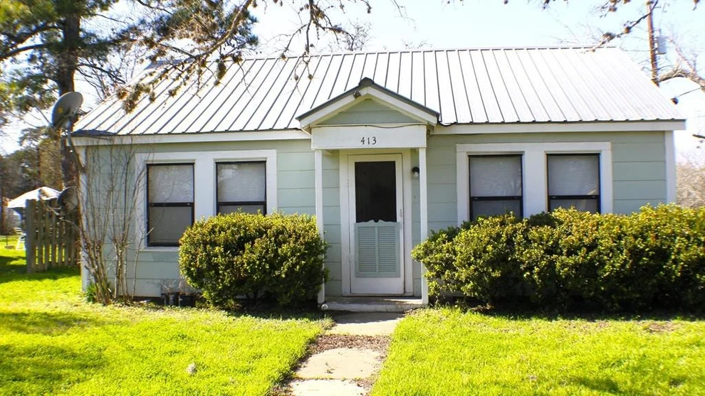 Unit for sale at 413 N Avenue D, Waelder, TX 78959