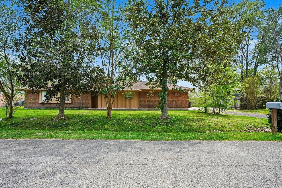 Unit for sale at 722 N Fall Creek Drive, Houston, TX 77336