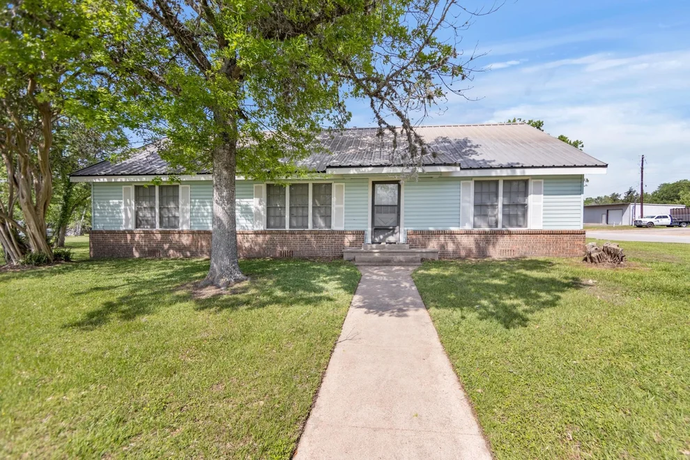 Unit for sale at 211 15th Street, Hempstead, TX 77445