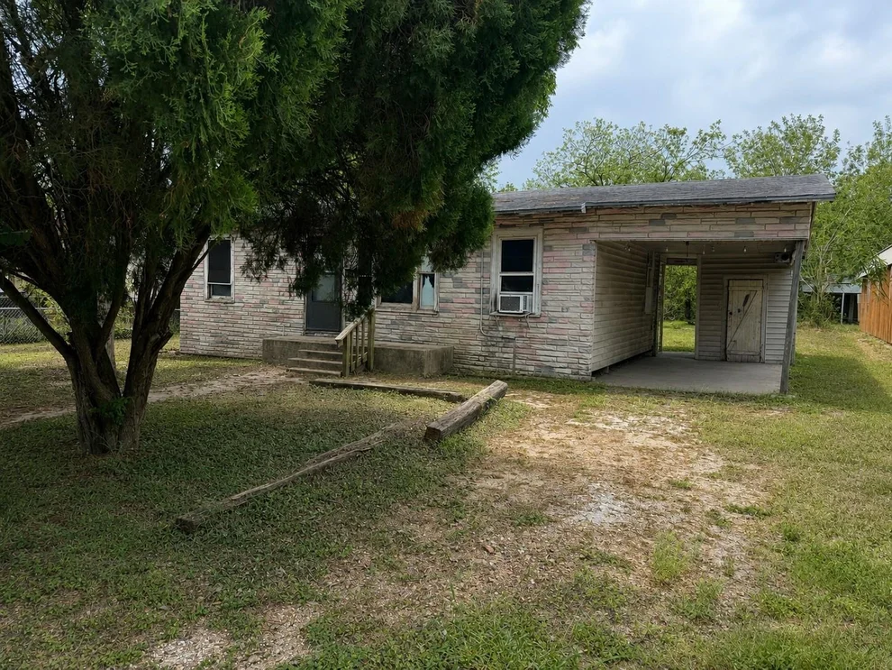 Unit for sale at 221 Charlotte Drive, Port Lavaca, TX 77979