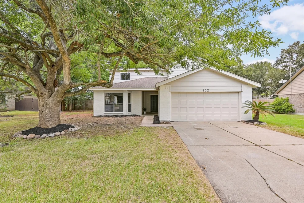 Unit for sale at 902 Essex Drive, Friendswood, TX 77546