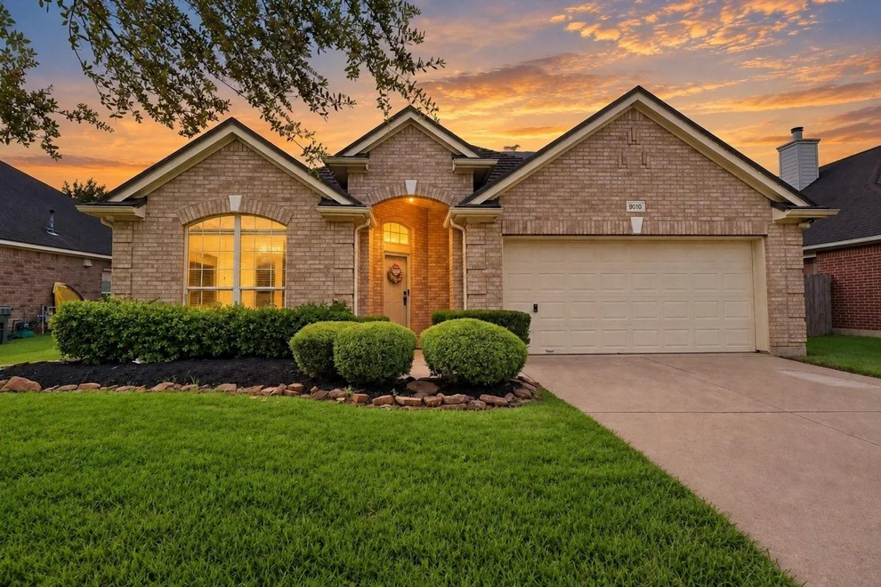 Unit for sale at 9010 Sunrise Trail, Pearland, TX 77584