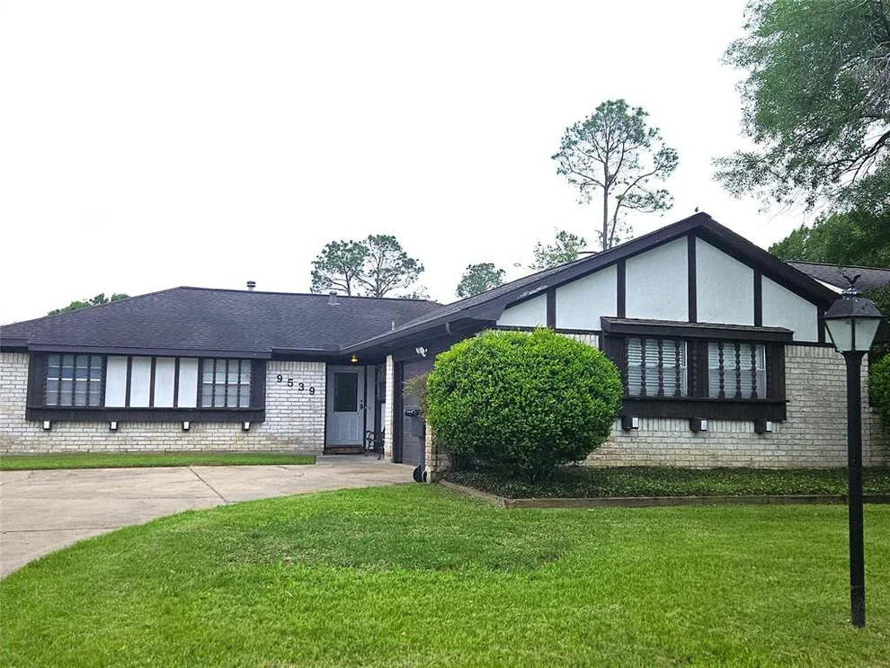 Unit for sale at 9539 Wickenburg Drive, Houston, TX 77031