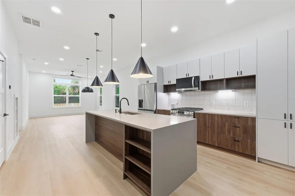 Unit for sale at 3411 Stonewall Street, Houston, TX 77020