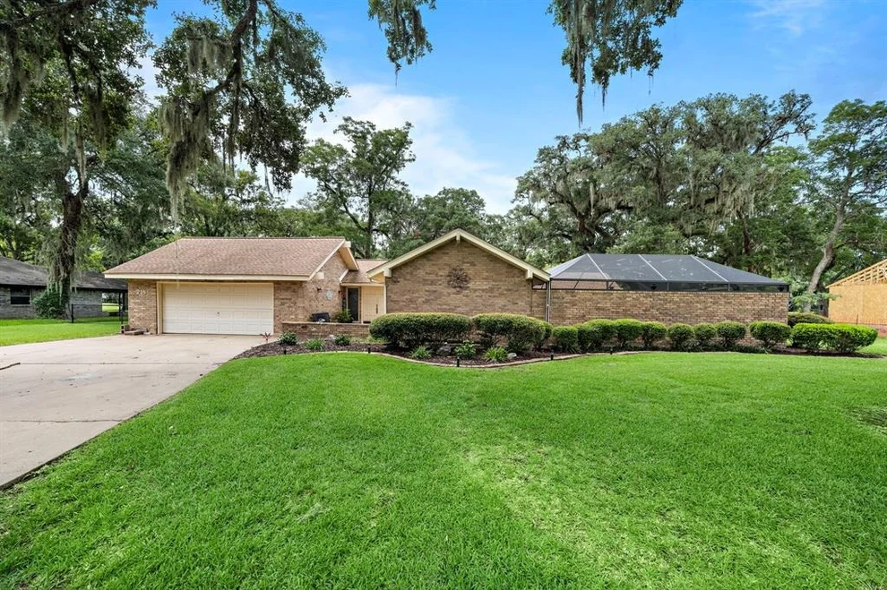 Unit for sale at 218 Woodhaven Drive, West Columbia, TX 77486