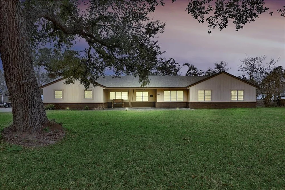 Unit for sale at 607 Magnolia Street, Lake Jackson, TX 77566