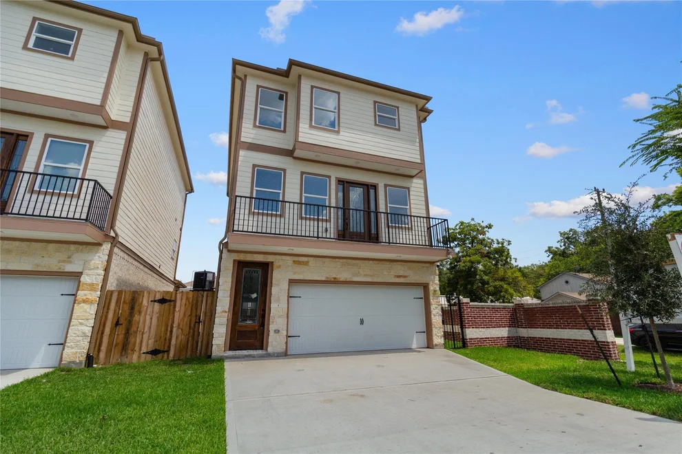 Unit for sale at 2202 Hoskins Drive, Houston, TX 77080