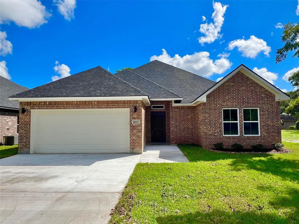 Unit for sale at 1007 S Anderson Street, Angleton, TX 77515