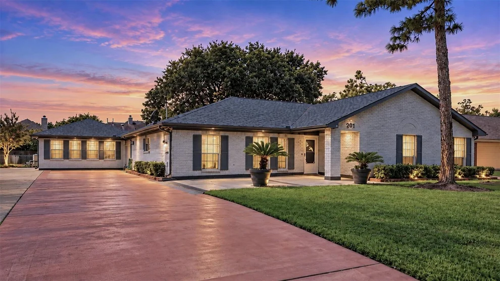 Unit for sale at 201 Amber Lane, League City, TX 77573