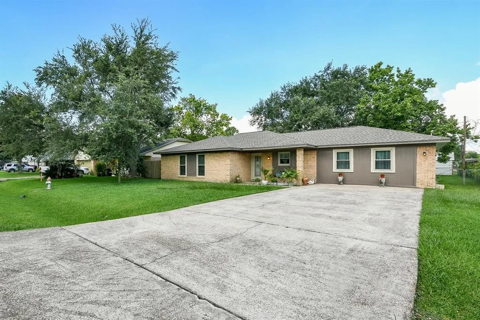 Unit for sale at 602 Sharondoah Drive, Highlands, TX 77562