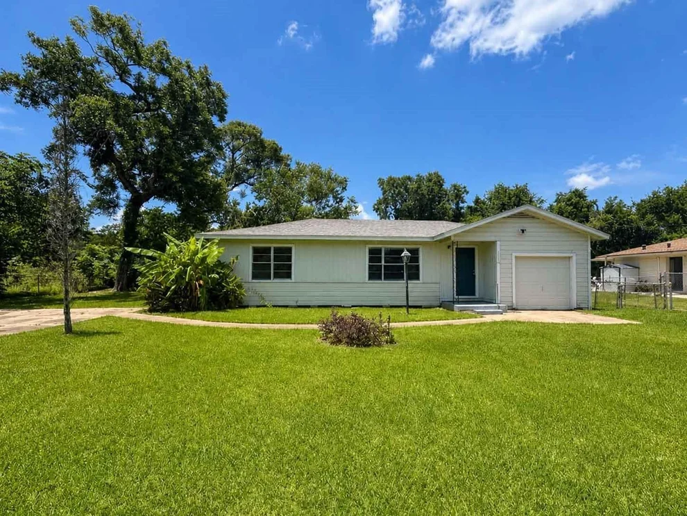 Unit for sale at 1156 2nd Street, Clute, TX 77531