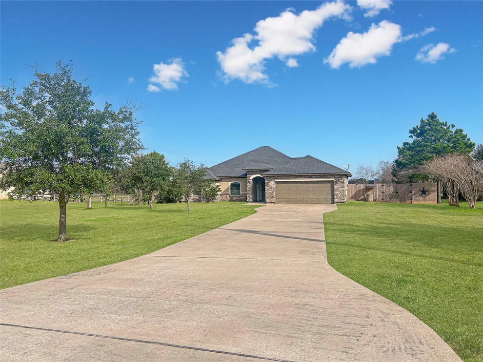 Unit for sale at 626 Sunset Trail, Angleton, TX 77515