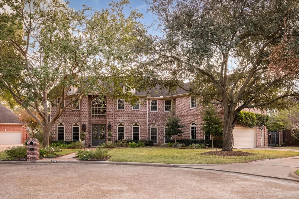 Unit for sale at 24 Village Oaks Lane, Spring Valley Village, TX 77055