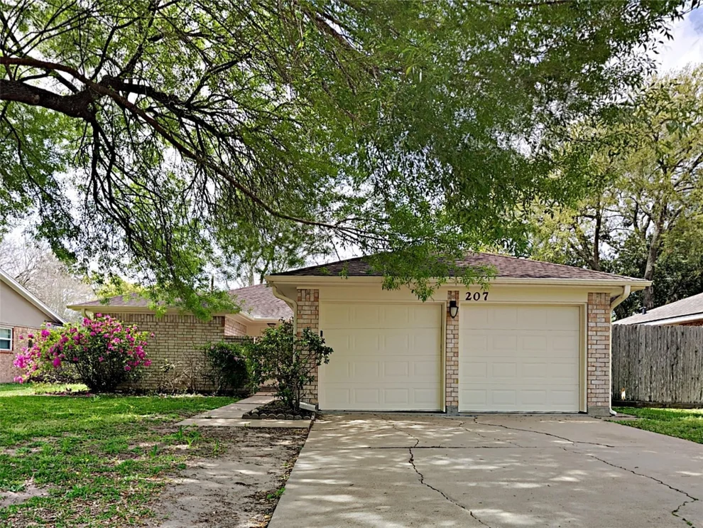 Unit for sale at 207 Oakwood Street, League City, TX 77573