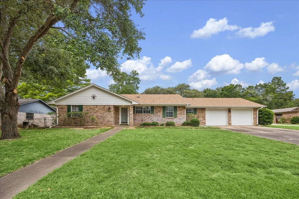 Unit for sale at 208 Briarwood Drive, Bellville, TX 77418