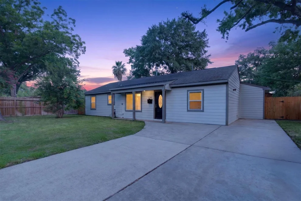 Unit for sale at 1707 W 43rd Street, Houston, TX 77018